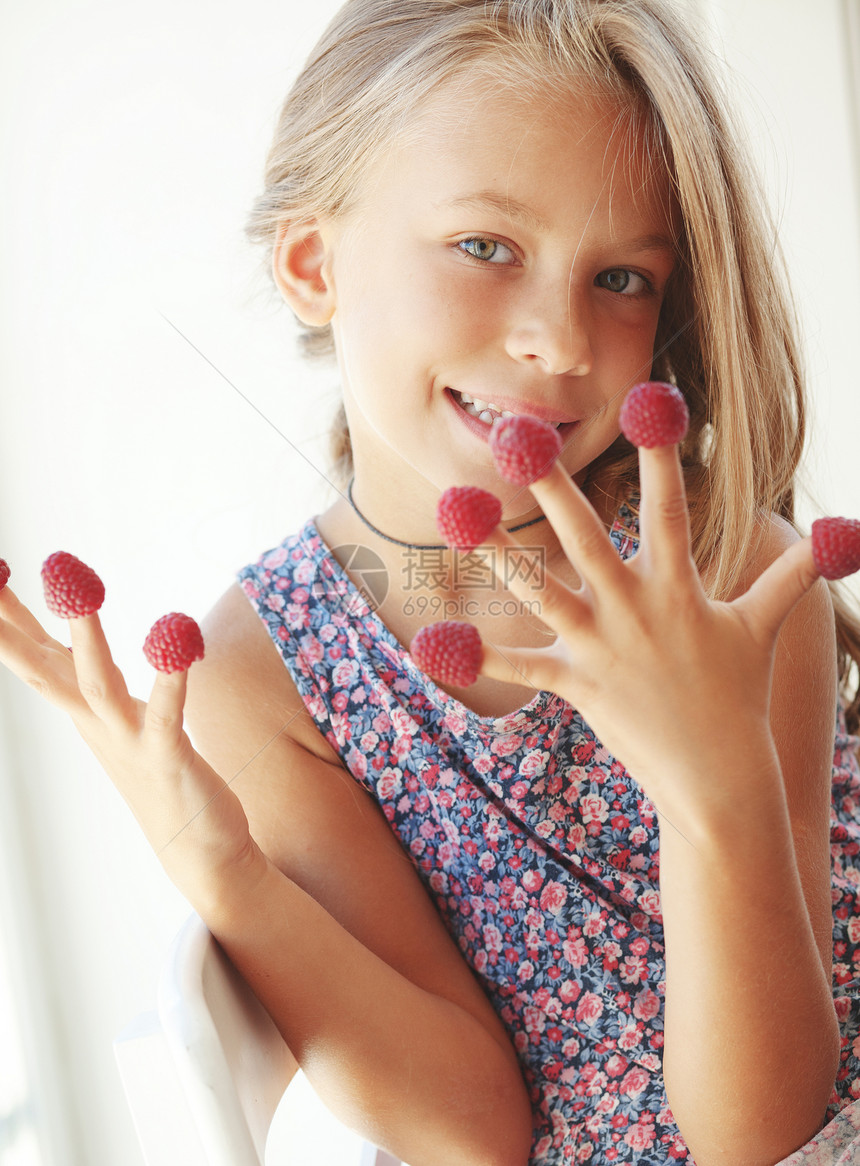 儿童吃草莓微笑食欲青年快乐童年孩子手指小吃乡村女孩图片