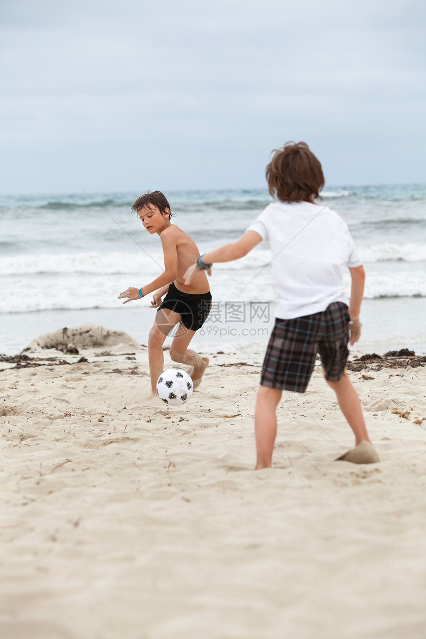 快乐的家庭父亲 两个孩子在沙滩夏天踢橄榄球爸爸竞赛孩子们男人玩家幸福假期海滩娱乐喜悦图片