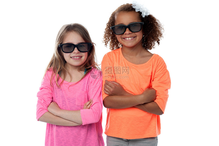 两个身戴黑墨镜的小女孩图片