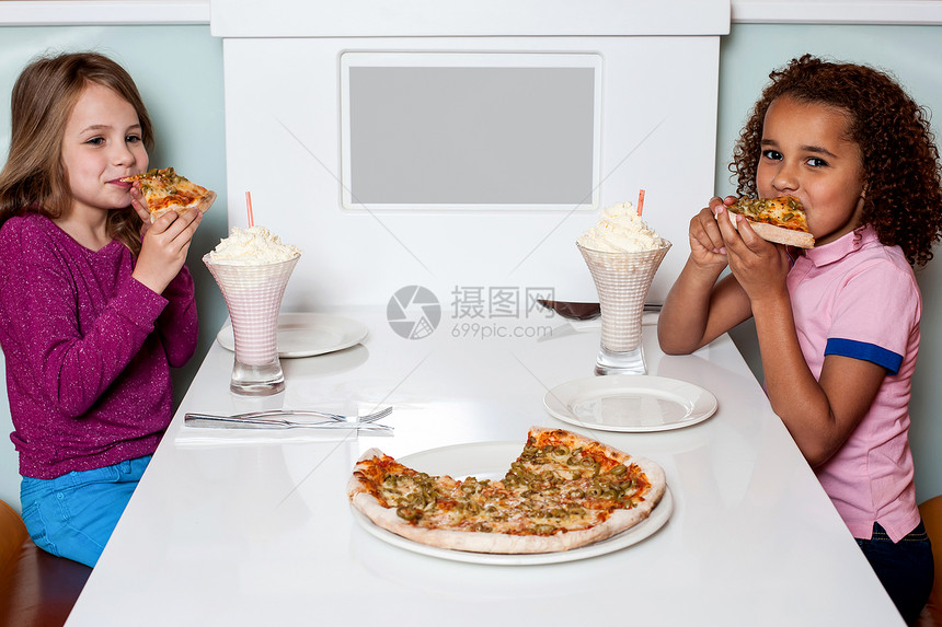 小女孩在餐厅享受比萨饼的孩子们饮食面包饮料香肠小吃女孩们早餐食物午餐图片