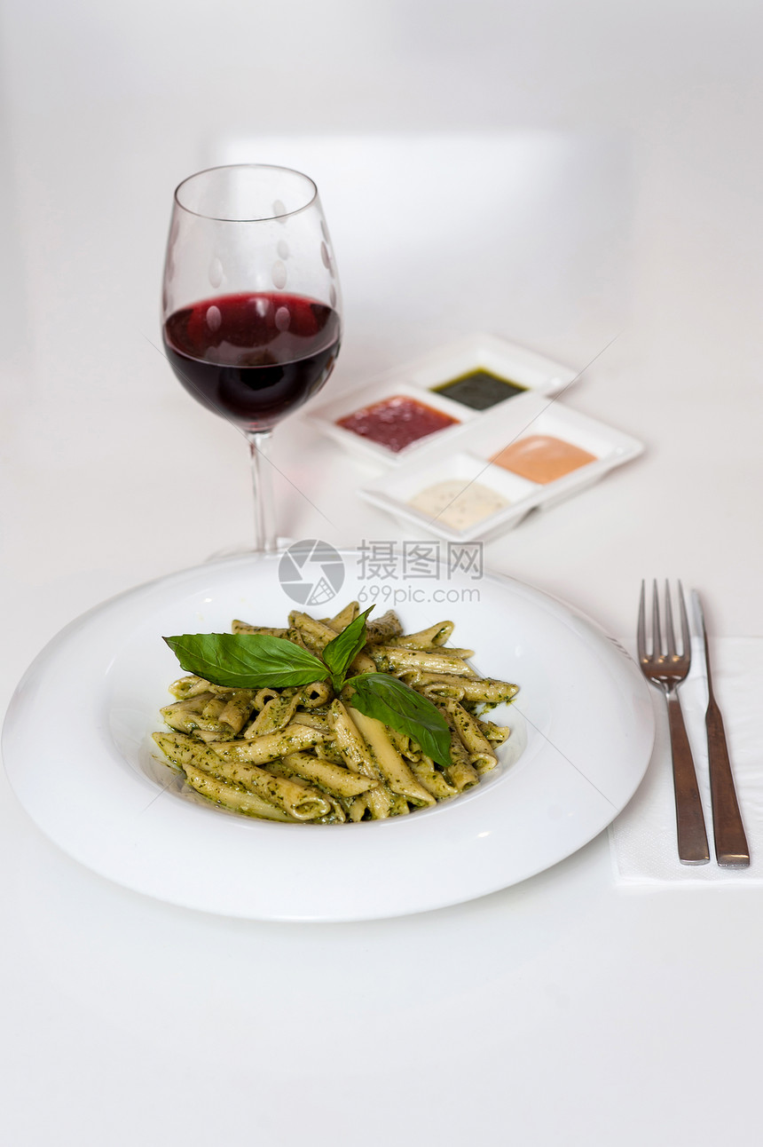 美味的意面配红酒桌子午餐饮食食物菜单美食酒杯玻璃香料沙拉图片