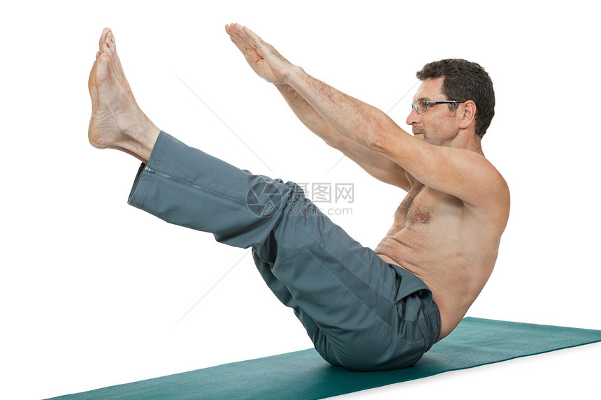 成人笑着微笑的男子在运动锻炼运动中与白人隔绝数字活动姿势灵活性快乐闲暇瑜伽体操幸福运动服图片