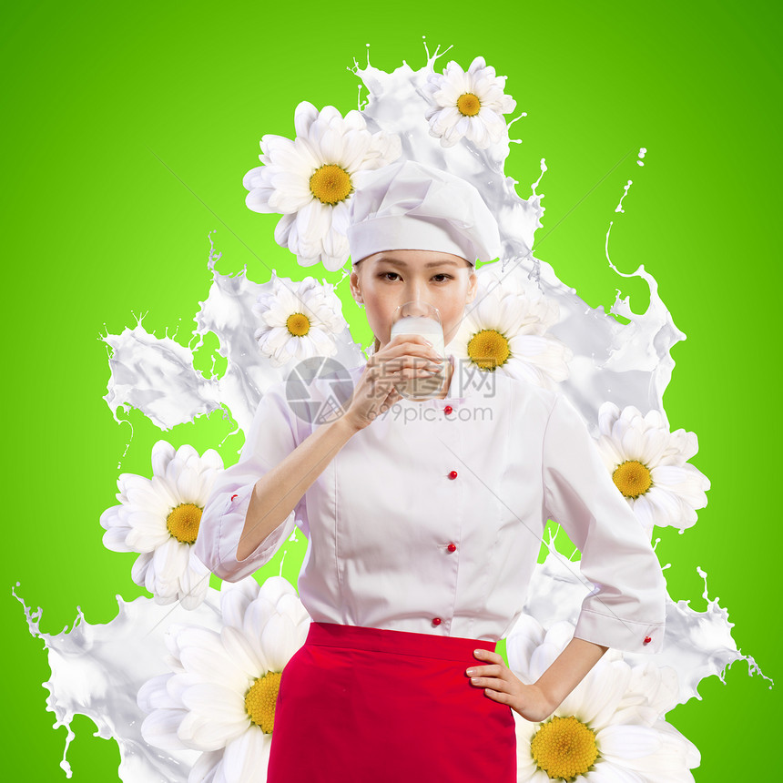 亚裔女性烹饪对抗奶水喷洒营养牛奶飞溅成人女孩帽子厨房食物女士围裙图片