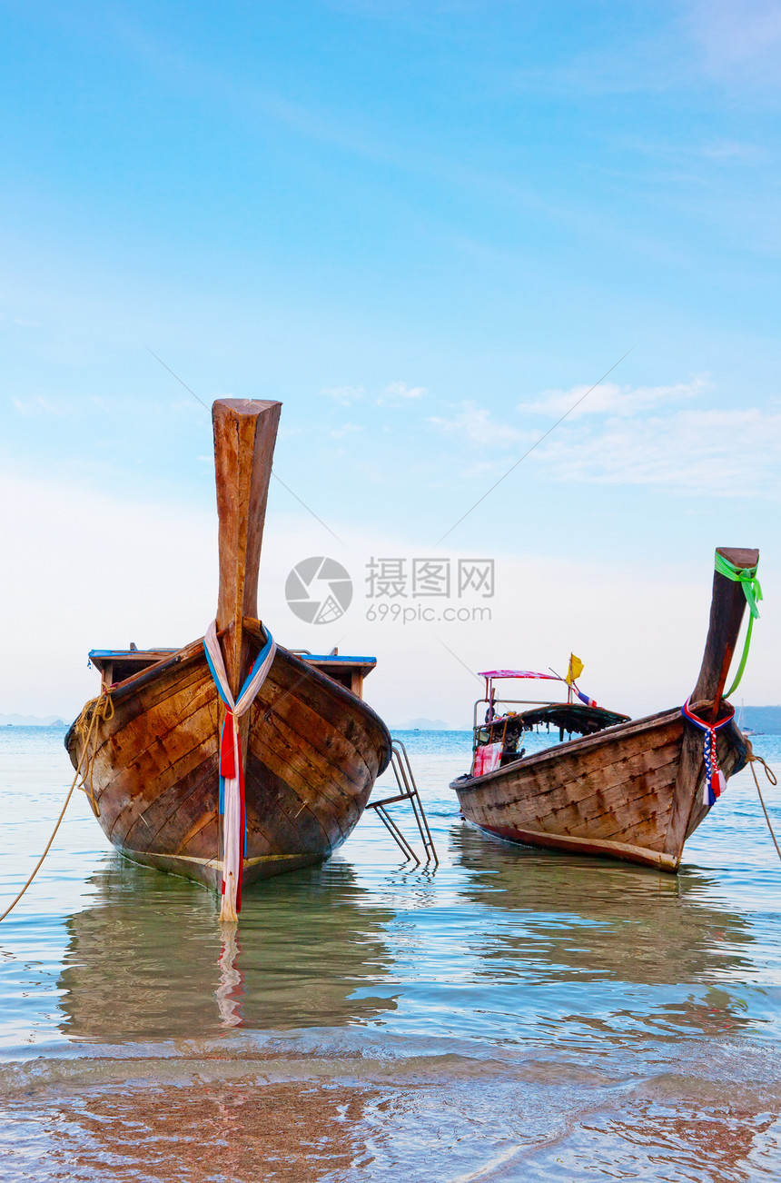 传统长尾船Krabi 泰国天空蓝色异国娱乐游客海浪海洋支撑海滩情调图片