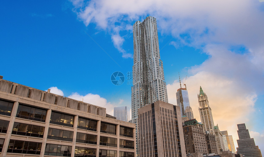 纽约市 曼哈顿夏季日落城市码头办公室天际全景建筑都市商业建筑学金融图片