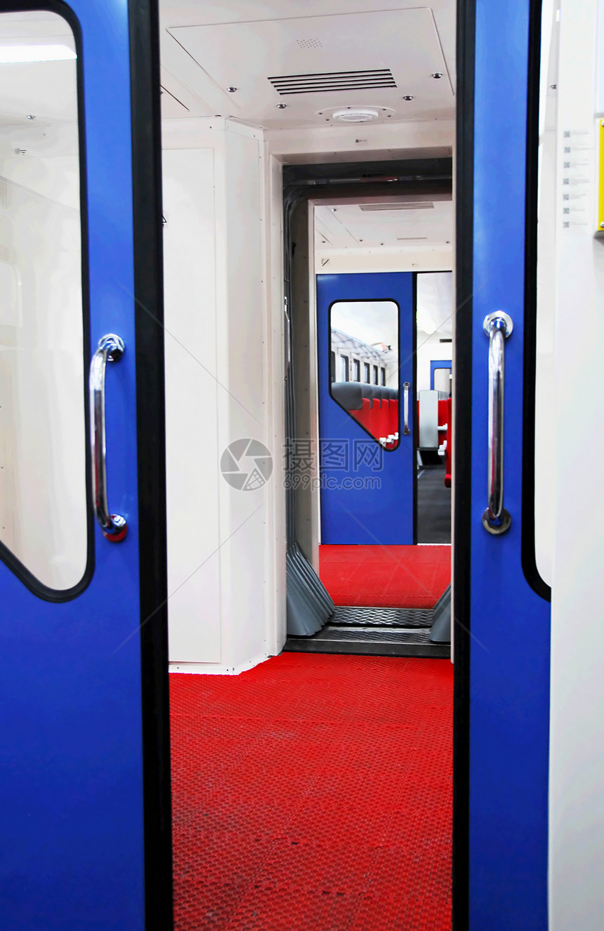 Wagon 列车内部细节座位金属头枕乘客旅行铁路速度民众走廊红色图片
