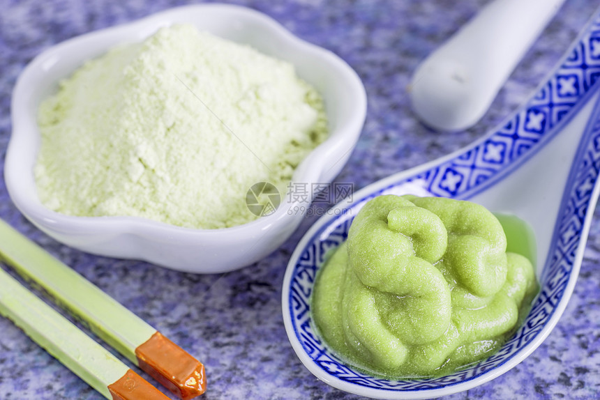 Wasabi 马铃薯粉末勺子寿司绿色地面调味品香料辣根图片