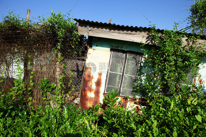 农村木制房屋建筑天空房子丛林金属绿色环境公园场景季节图片