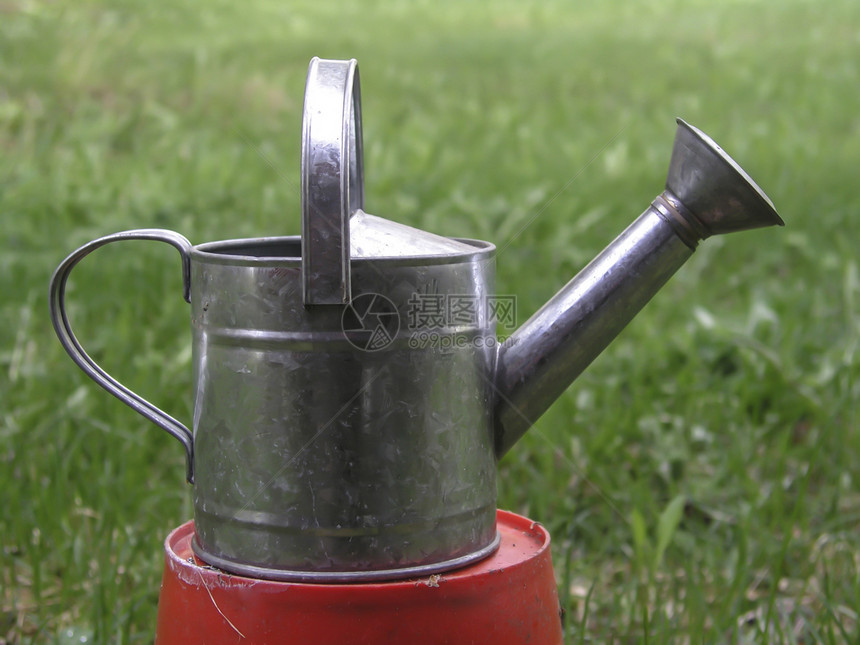旧水罐花园绿色工具灌溉园丁金属喷壶家庭乡村配件图片