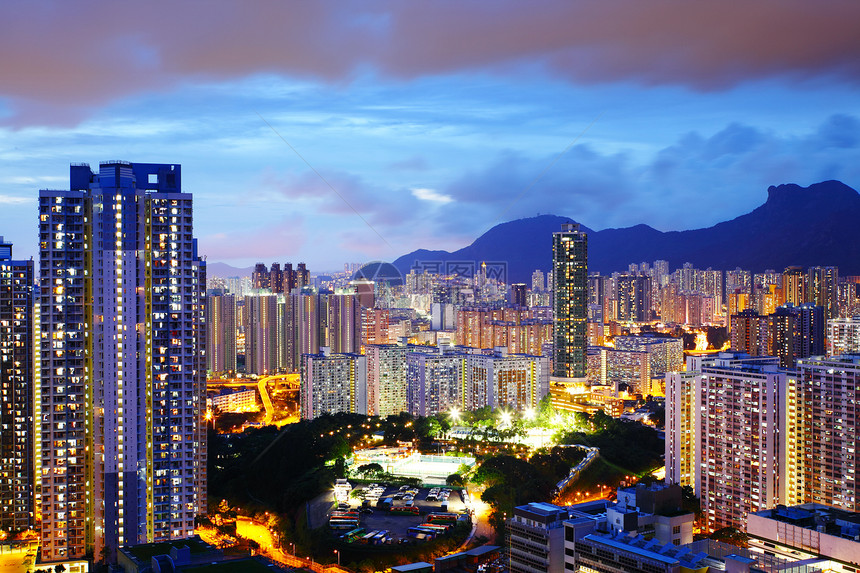 晚上在香港的九龙那边 和狮子摇滚一起住宅摩天大楼办公室城市天空市中心景观商业石头岩石图片