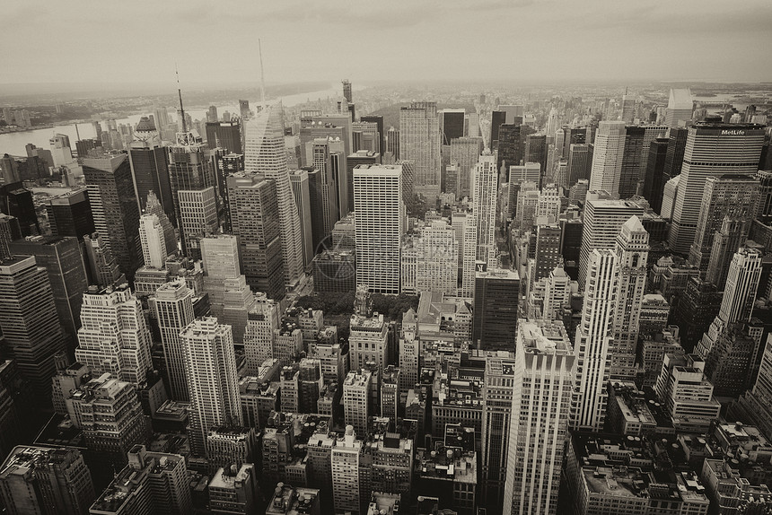 纽约 布赖恩特公园和中城摩天大楼图片