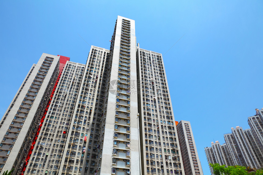 香港的住宅楼群建设建筑绿色土地天空低角度房子民众城市蓝色建筑学图片