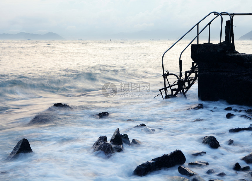 喷气岩石蓝色码头场景海洋海岸太阳石头日落港口图片