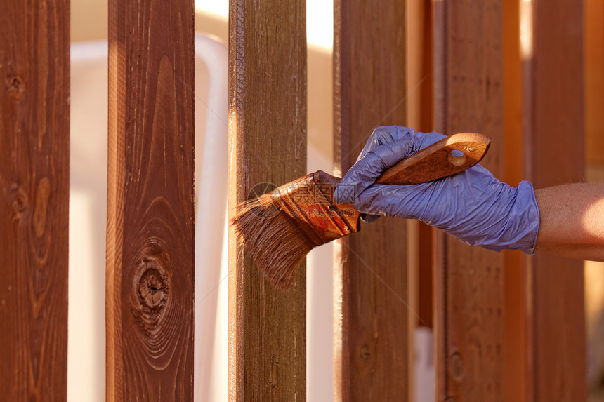 木板栅栏染染建筑材料染色刷子木头工作木材房子染料风化图片