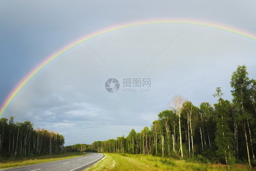 高速公路上的彩虹图片