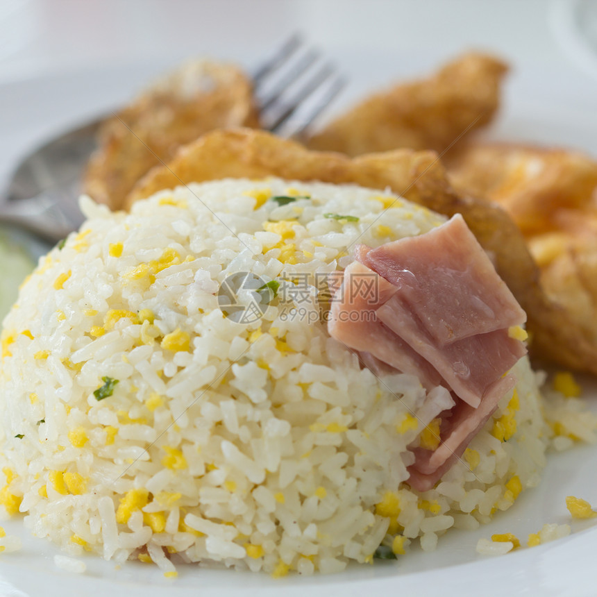 火腿炒饭文化烹饪纤维蒸汽盘子饮食猪肉午餐照片营养图片