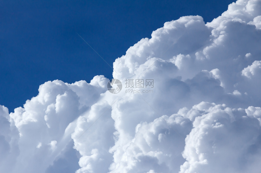 蓝色天空中的云云景多云天堂天气气氛景观世界白色图片