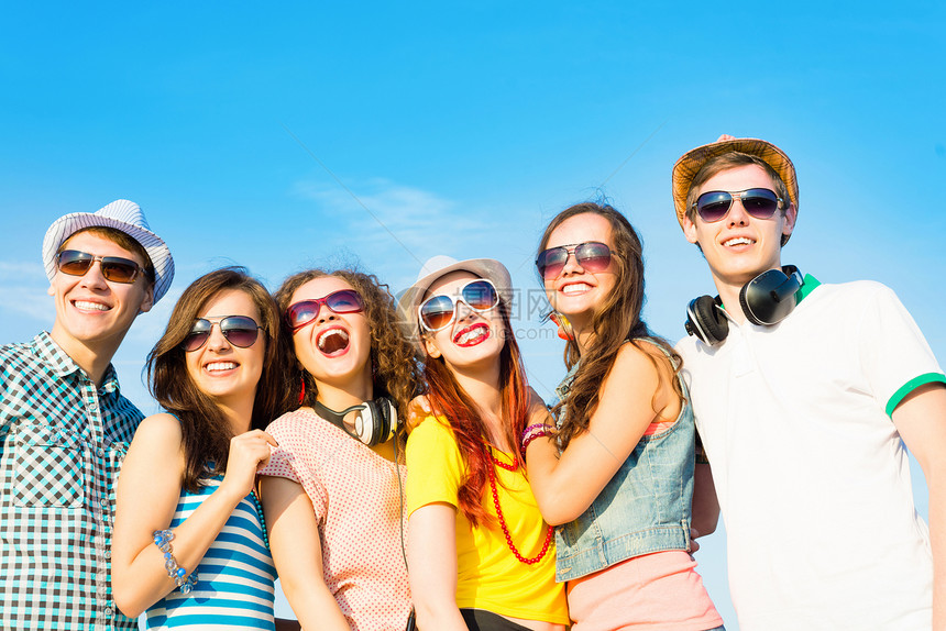 身戴太阳眼镜和帽子的青年群体喜悦朋友们团体音乐男性男生快乐乐趣享受日落图片