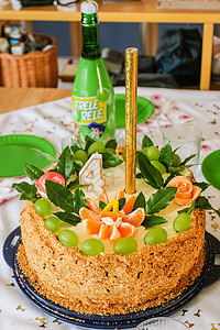 生日蛋糕庆典甜点配料榛子坚果可可小吃水果咖啡派对背景图片