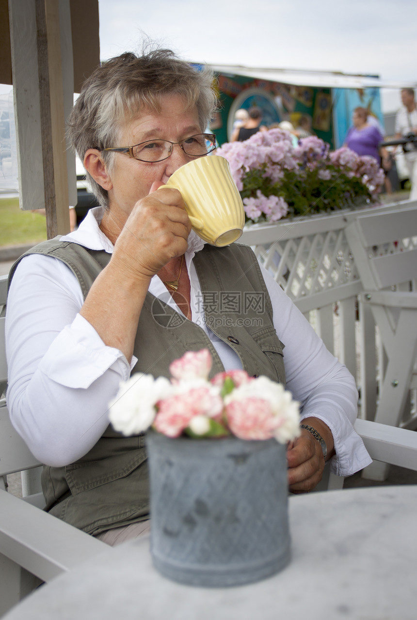 喝咖啡的老年妇女咖啡店时间餐厅午餐桌子退休食堂祖母咖啡女士图片