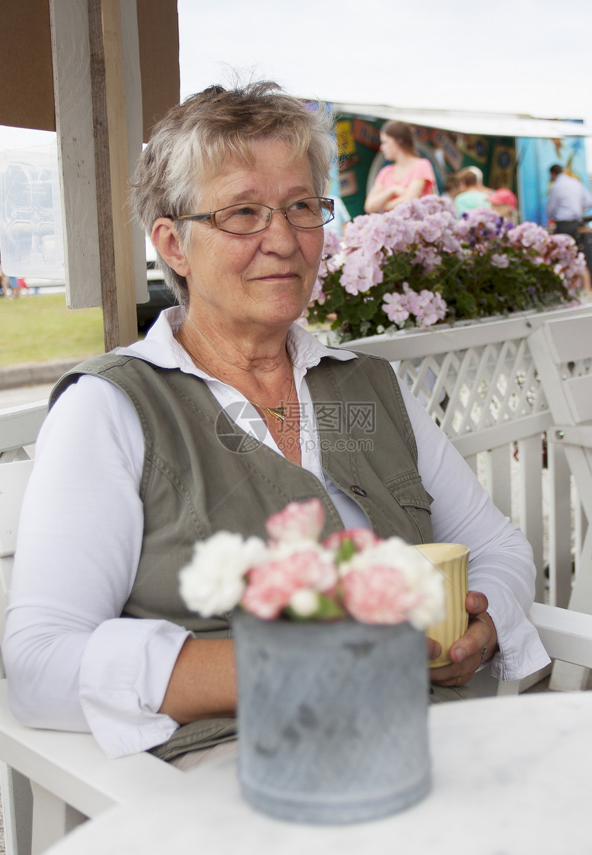 咖啡馆的老女人退休时间杯子餐厅老年午餐微笑食堂女士桌子图片
