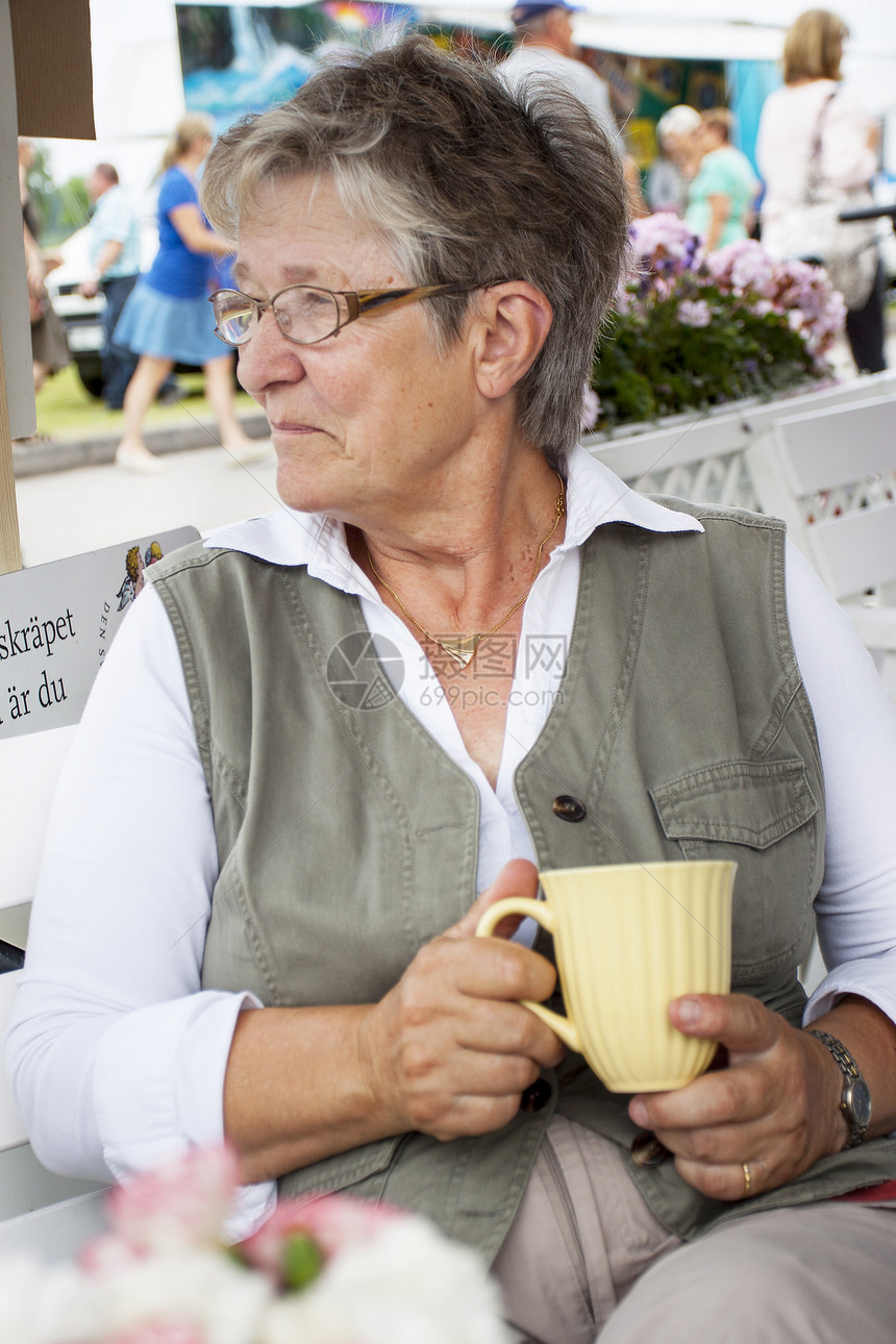 喝咖啡的老年妇女祖母皱纹眼镜餐厅女士杯子咖啡午餐时间食堂图片