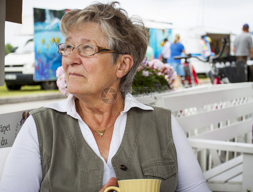 喝咖啡的老年妇女微笑咖啡店眼镜退休桌子女士皱纹食堂时间午餐图片