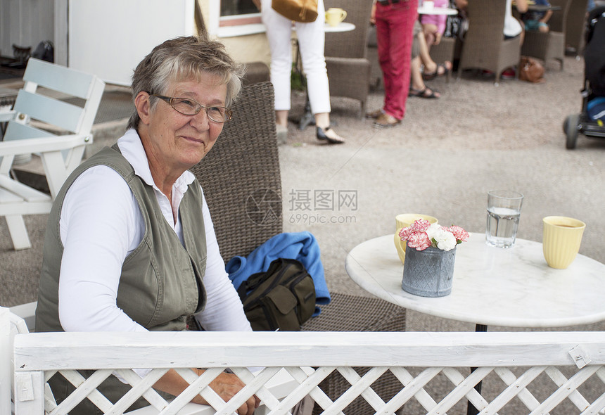 在咖啡厅里微笑的老女人杯子咖啡店时间老年眼镜退休桌子咖啡食堂皱纹图片