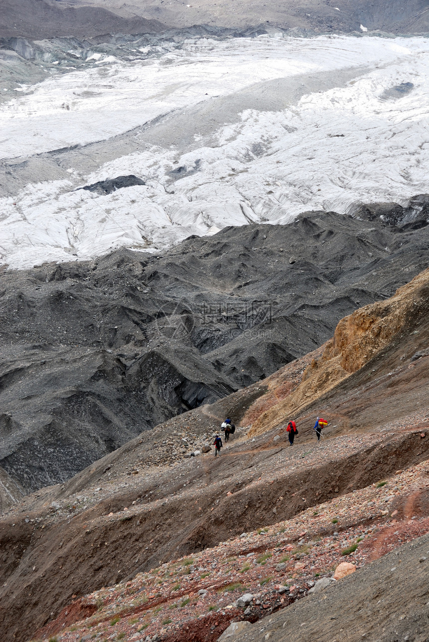 登山者在追赶高山踪迹团队运动小路裂缝碎石人行道团体路线图片