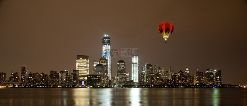 自由塔正在建设中空气气球城市高楼冒险自由天际街道反射金融图片