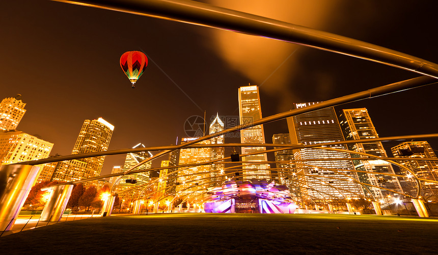 芝加哥市中心的千年公园空气建筑学音乐会明信片公园场景反射摩天大楼腹地城市图片