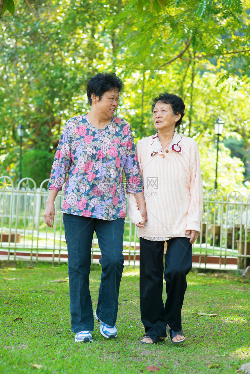 亚洲高龄妇女在户外公园散步图片