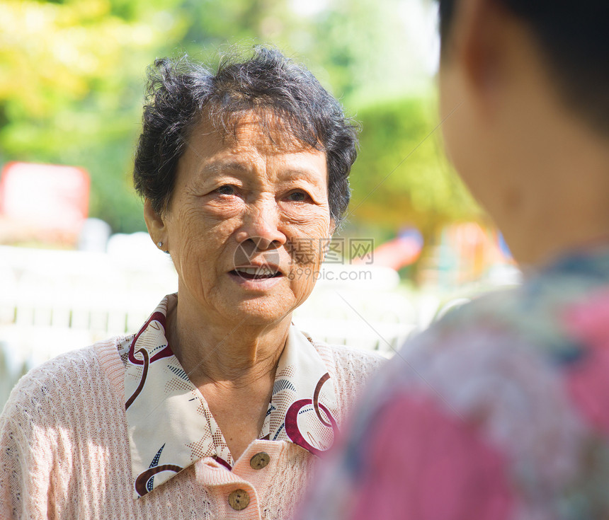 亚裔高龄妇女聊天图片