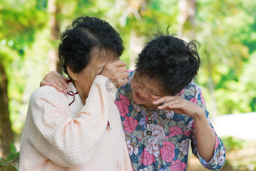 可悲的亚洲老年妇女图片