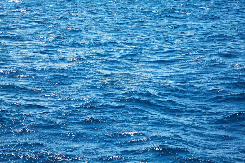 含波浪的深蓝色大洋水图片