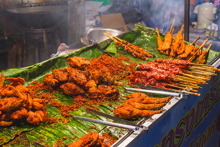 沙嗲酱其他许多东南亚国家中流行的民族菜团萨沙Sa花生黄瓜美食餐厅烧烤食物猪肉小吃红色炙烤背景