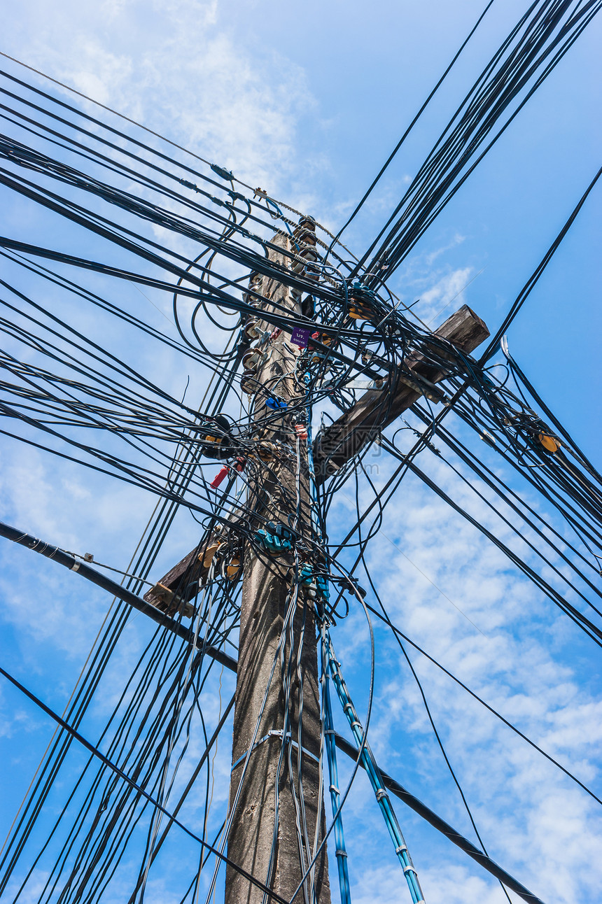 大量电线相互交织电缆柱子桅杆基础设施工业日光技术电话图片