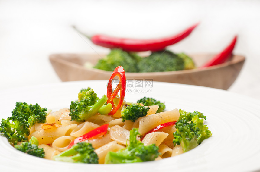 意大利面条加花椰菜和辣椒辣椒草药盘子桌子餐巾香料传统午餐饮食蔬菜胡椒图片