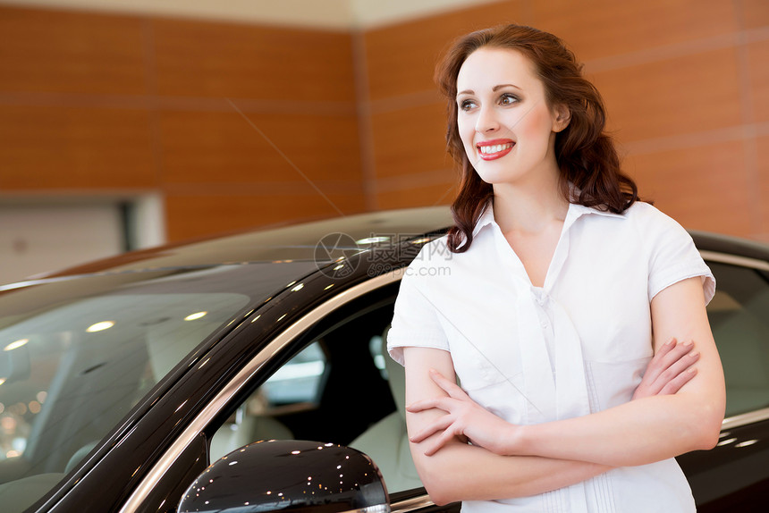 一位年轻女性的肖像人士幸福商业女孩车辆零售代理人驾驶成人司机图片