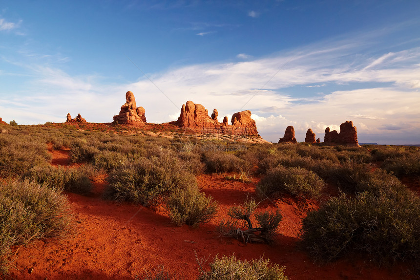 日落时的红沙漠天空土壤砂岩蓝色荒野远足踪迹岩石太阳国家图片