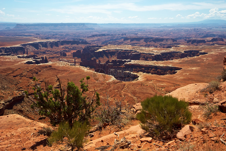 峡谷地沙漠远足土壤蓝色山脉侵蚀太阳踪迹荒野背包图片