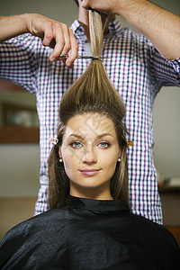 妇女理发店长头发的女快乐男人造型发型师顾客微笑工作发型发型设计理发背景图片