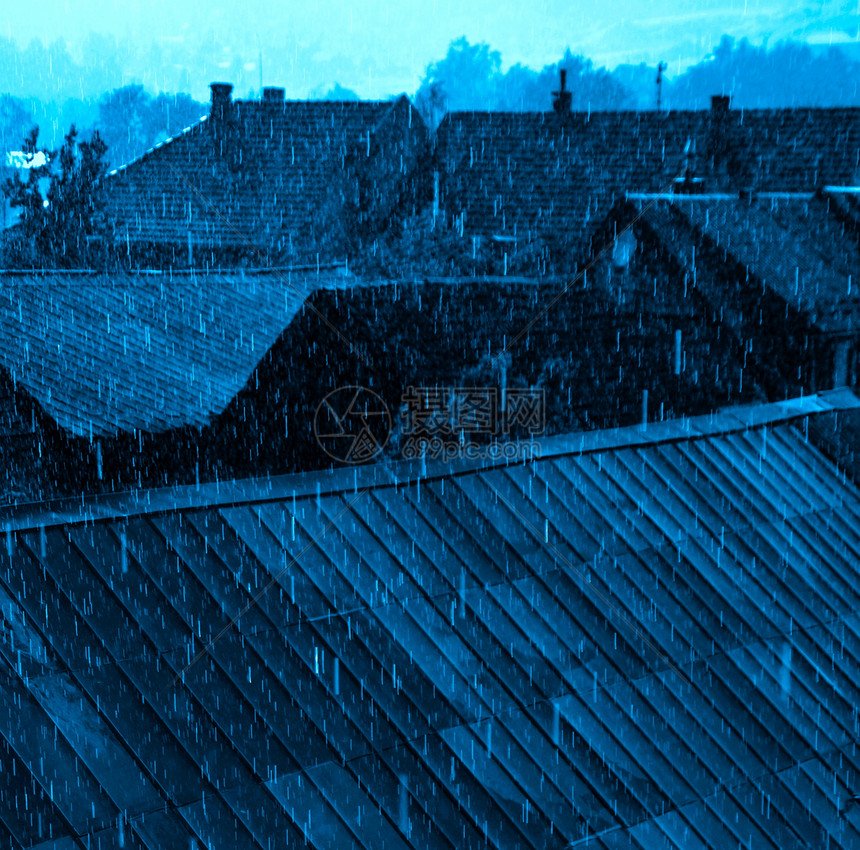 在屋顶上降下雨水图片