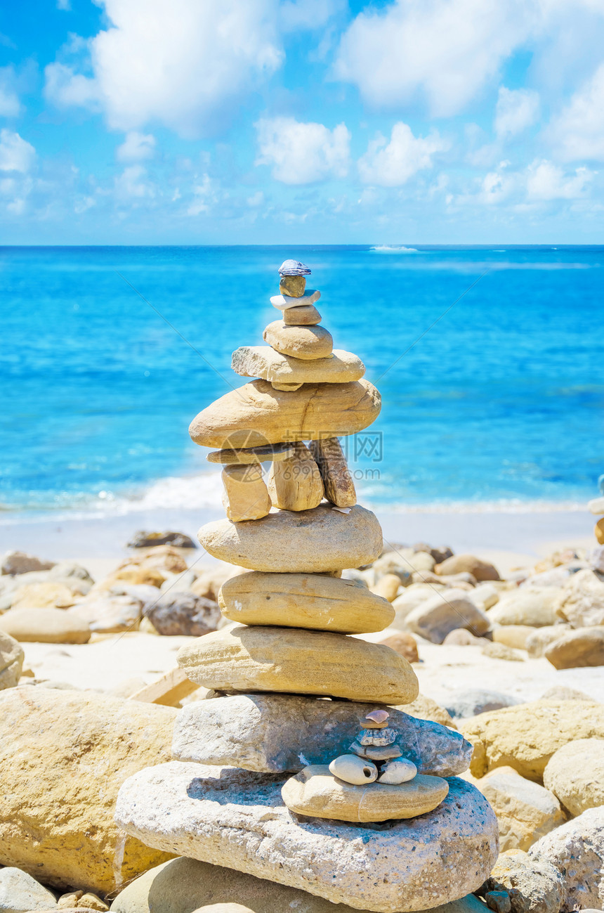 平衡岩石碎石天空海洋成功建筑海岸线蓝色堆石阳光海浪图片