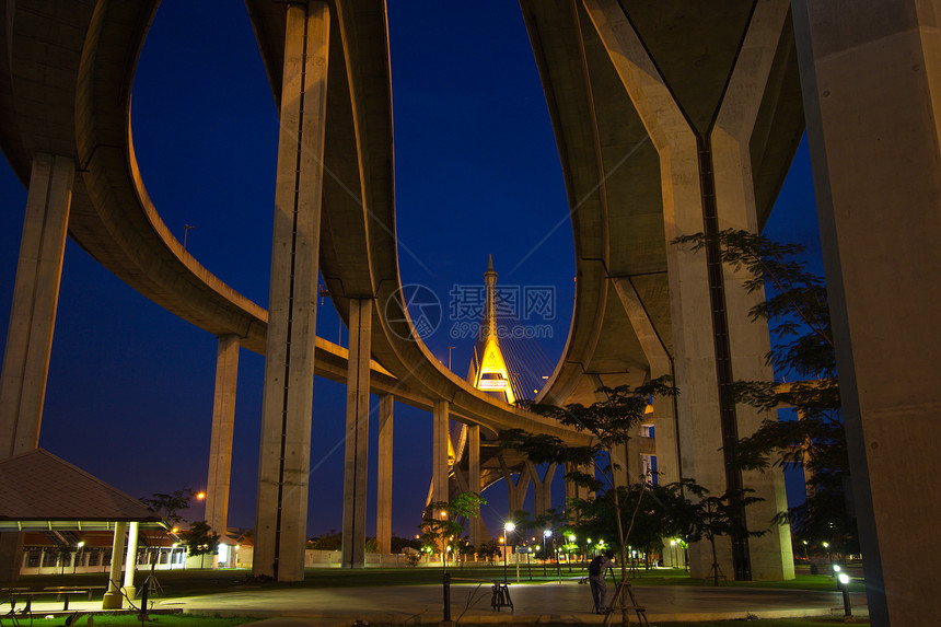 泰国Bhumibol桥面板戒指密蓬建造运输滚筒过山车建筑天空力量图片