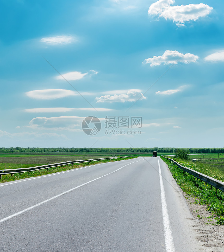 天空和通向地平线的道路图片