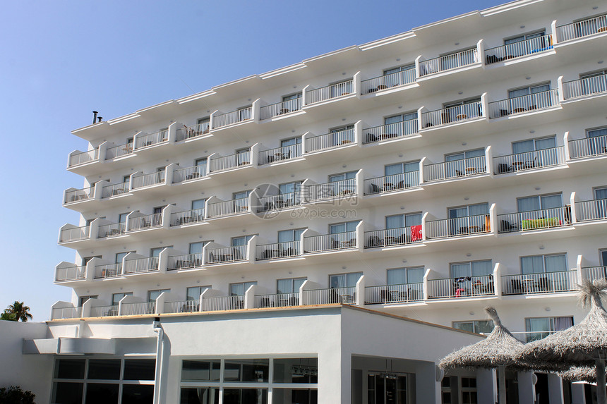 白色西班牙旅馆大楼图片