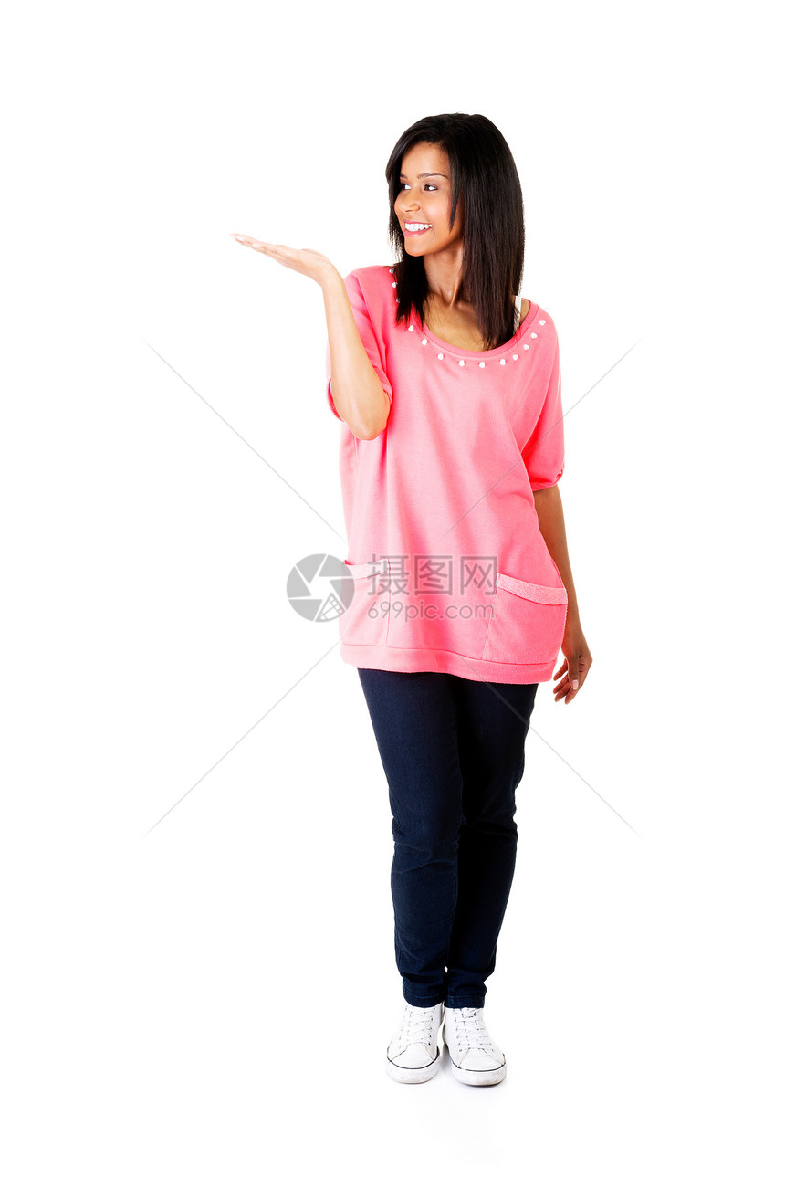 快乐 兴奋的年轻女性在手掌上展示复制空间手势女孩手臂手指喜悦产品广告黑色商业微笑图片