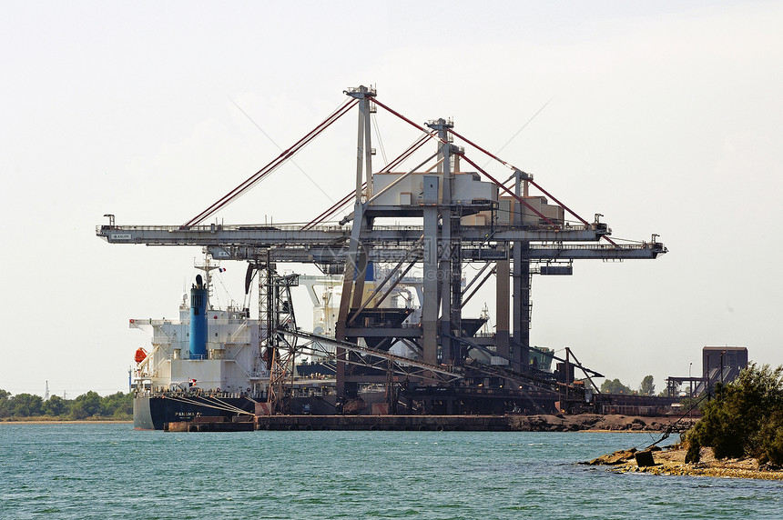 行业进口商业码头货轮海洋出口港口起重机船厂货运图片