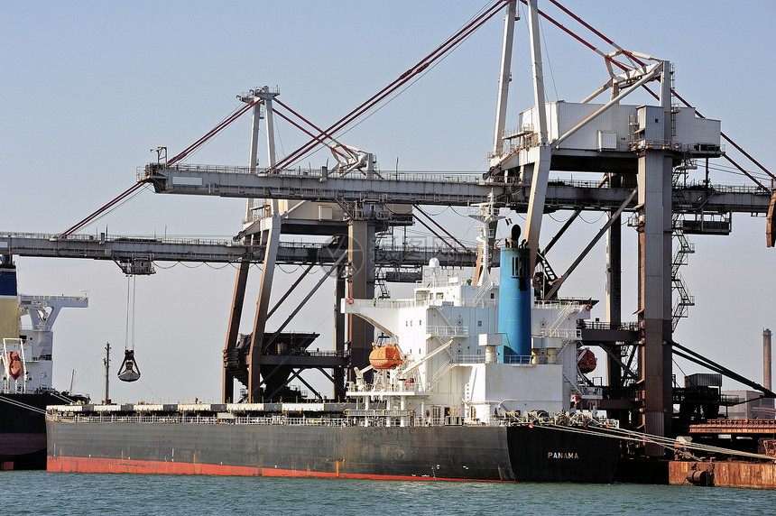 卸载矿石货物班轮运输货轮码头海洋货运马赛后勤油船港口起重机图片